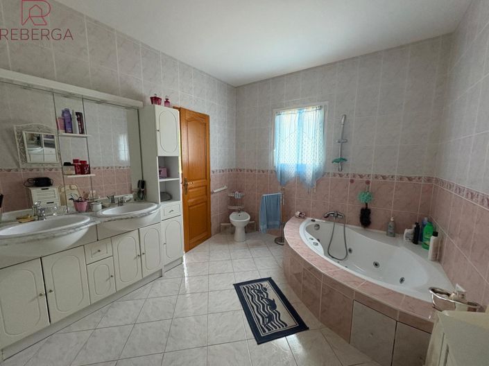 Image No.19-3 Bed House for sale