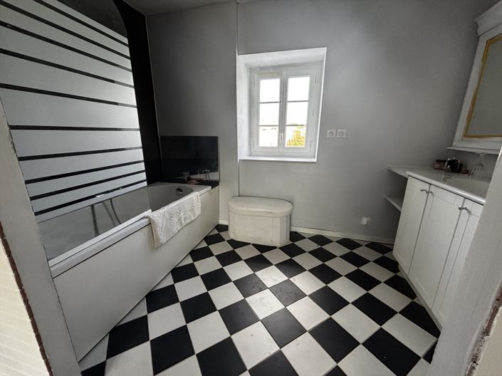 Image No.8-7 Bed House for sale