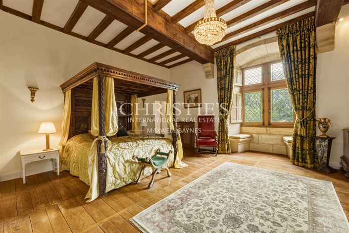 Image No.17-10 Bed Property for sale