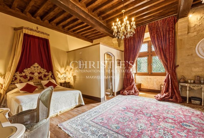 Image No.20-10 Bed Property for sale