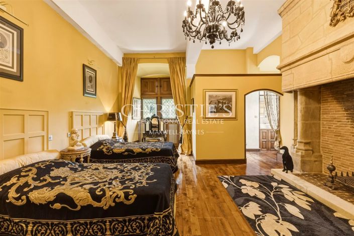 Image No.22-10 Bed Property for sale