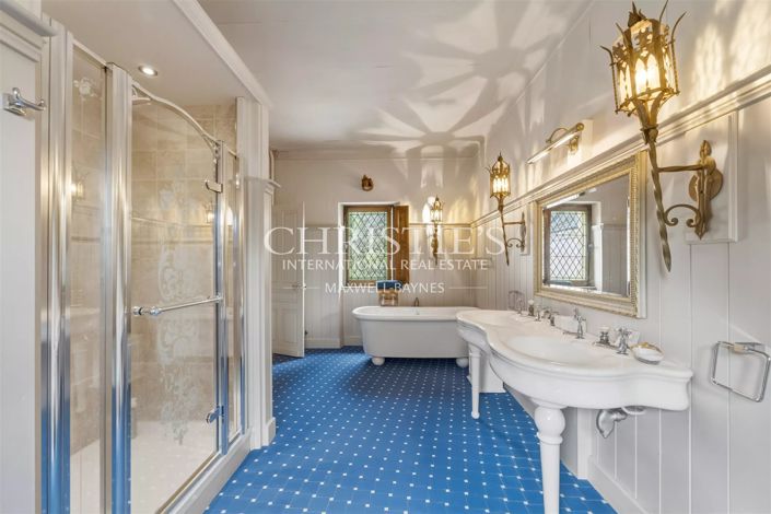 Image No.30-10 Bed Property for sale
