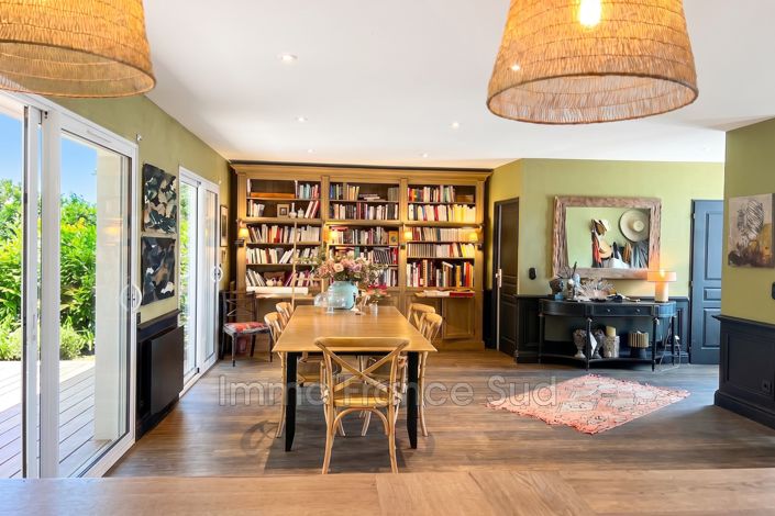 Image No.2-5 Bed House for sale