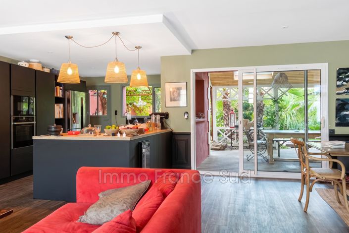 Image No.5-5 Bed House for sale