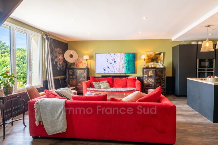 Image No.6-5 Bed House for sale