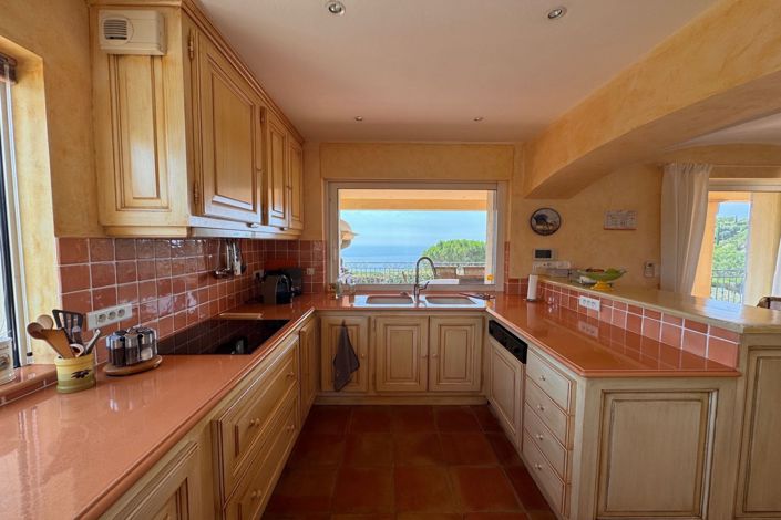 Image No.10-5 Bed House for sale
