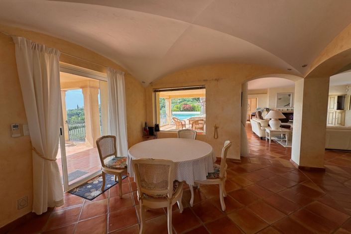 Image No.9-5 Bed House for sale