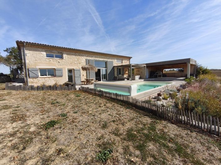 Stone house with six rooms (T6) of 265 m², fully renovated with pool and Pyrenees view