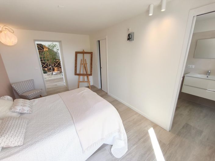 Image No.17-5 Bed House for sale