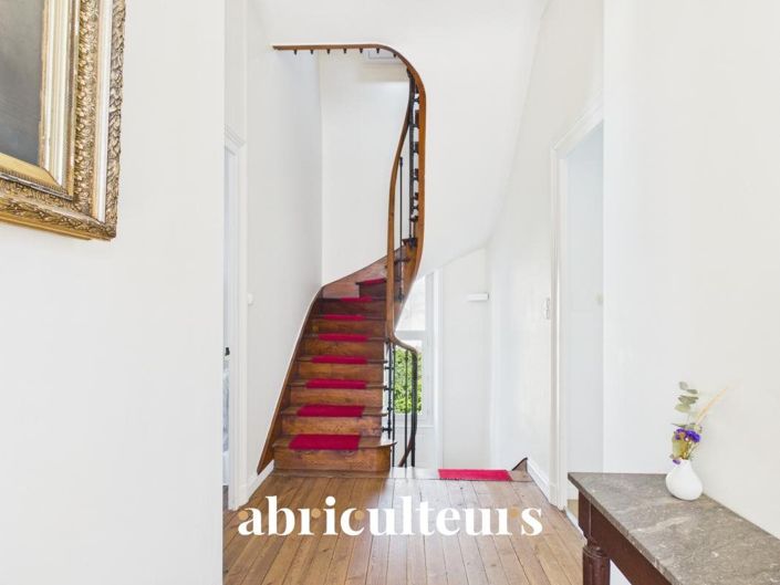 Image No.8-6 Bed House for sale