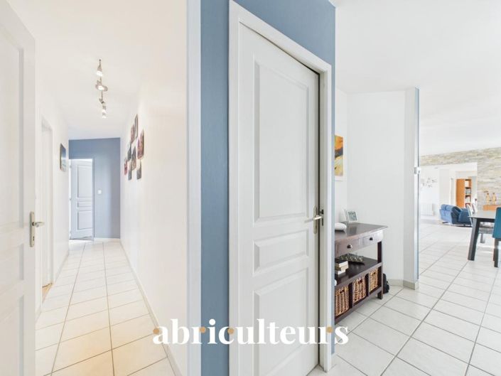 Image No.3-4 Bed House for sale