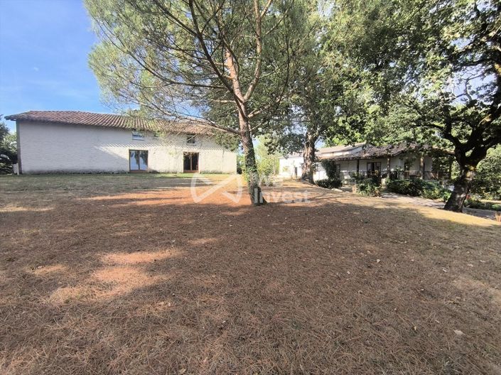 Image No.2-8 Bed House for sale