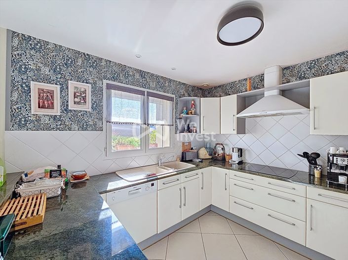 Image No.7-10 Bed House for sale