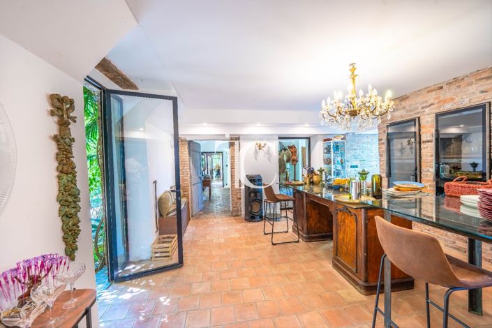 Image No.22-6 Bed Property for sale