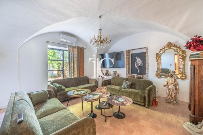 Image No.6-6 Bed Property for sale
