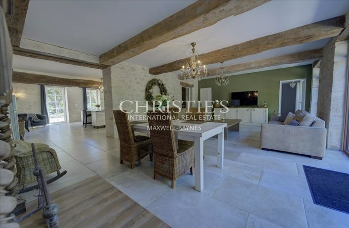 Image No.10-9 Bed Property for sale