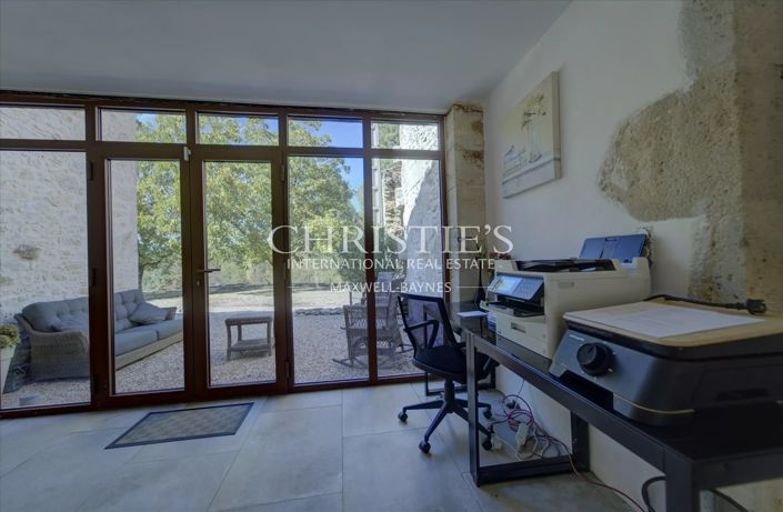 Image No.17-9 Bed Property for sale