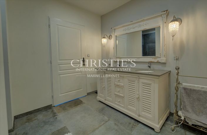 Image No.18-9 Bed Property for sale