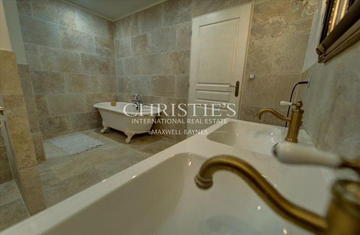 Image No.20-9 Bed Property for sale
