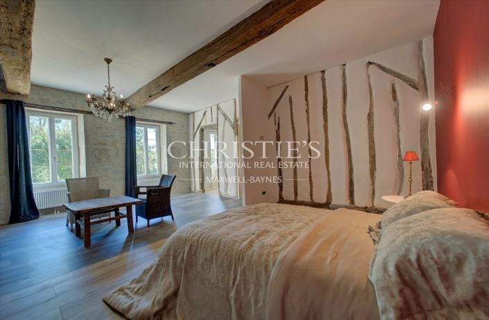 Image No.24-9 Bed Property for sale