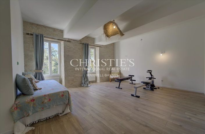 Image No.25-9 Bed Property for sale