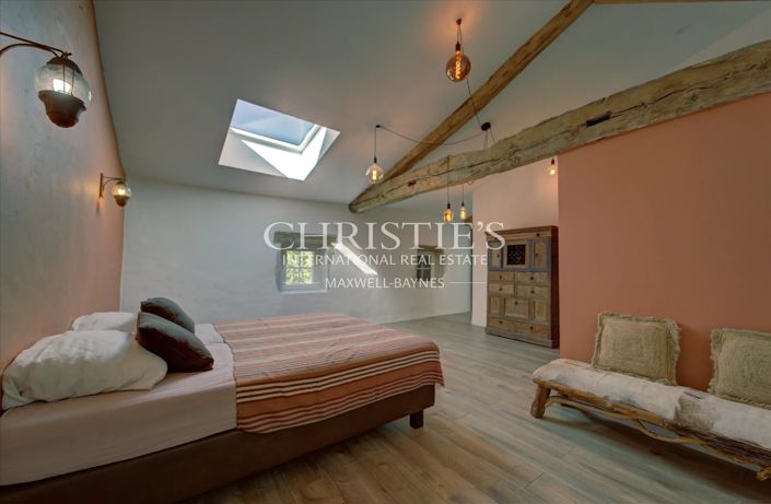 Image No.28-9 Bed Property for sale