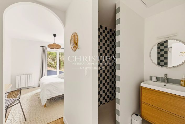 Image No.15-6 Bed House for sale