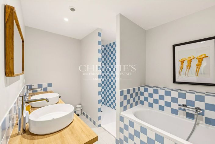 Image No.18-6 Bed House for sale