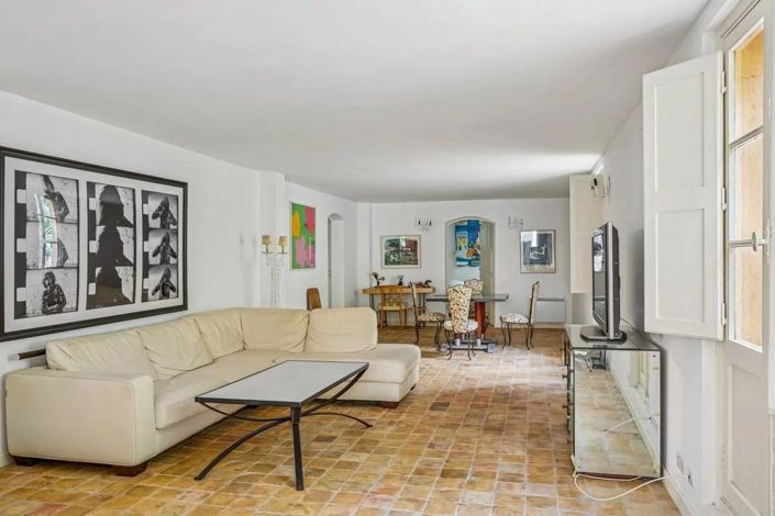 Image No.19-10 Bed Property for sale