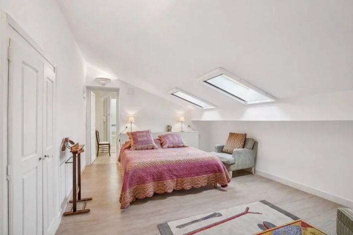 Image No.20-10 Bed Property for sale