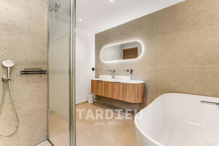 Image No.13-6 Bed House for sale