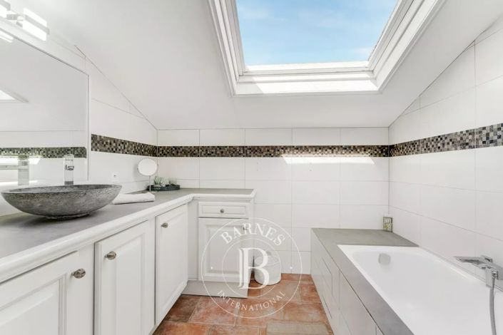 Image No.10-4 Bed House for sale