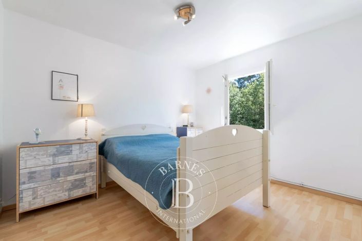 Image No.10-3 Bed House for sale