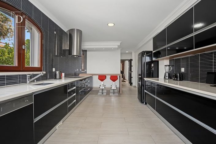 Image No.8-4 Bed House for sale