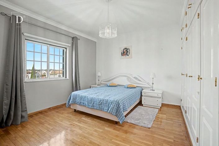 Image No.24-8 Bed House for sale