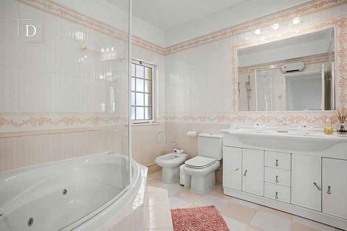 Image No.26-8 Bed House for sale