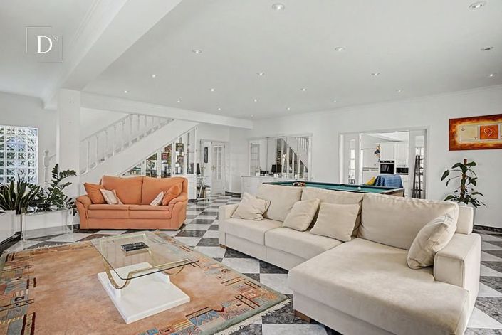 Image No.3-8 Bed House for sale