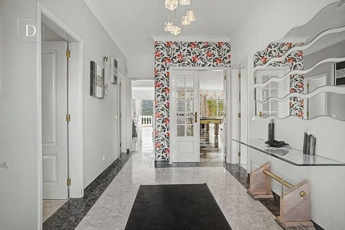 Image No.6-8 Bed House for sale