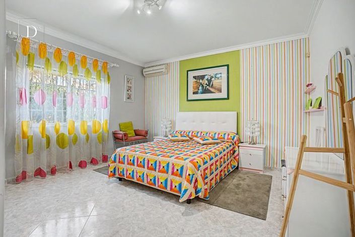 Image No.7-8 Bed House for sale