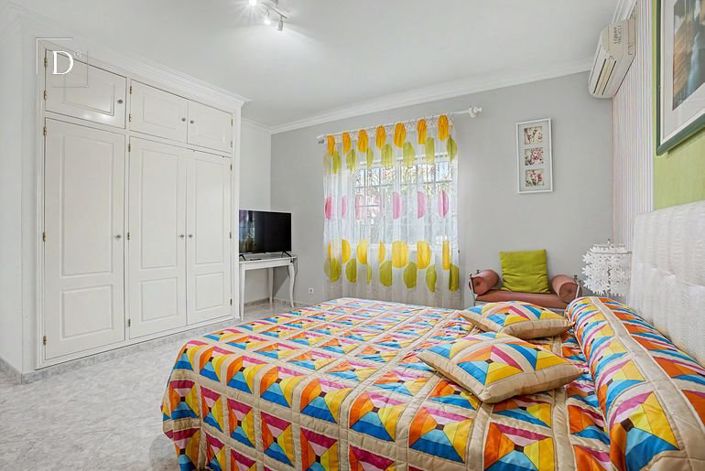 Image No.8-8 Bed House for sale