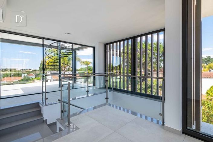 Image No.18-4 Bed House for sale