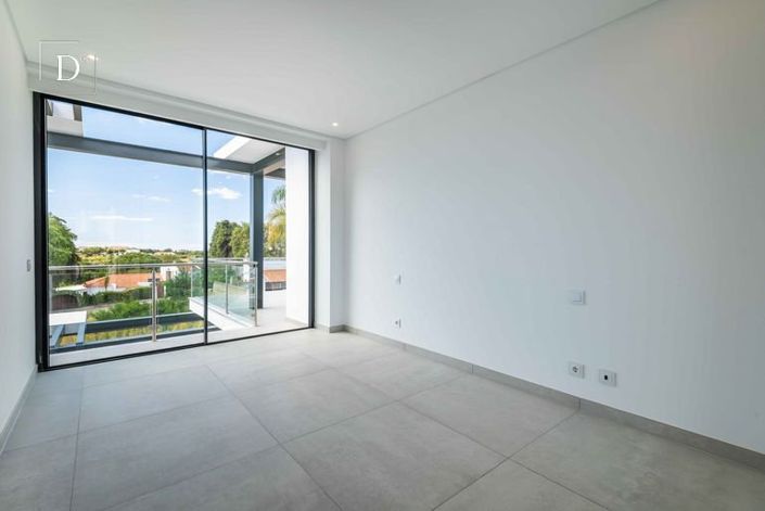 Image No.22-4 Bed House for sale