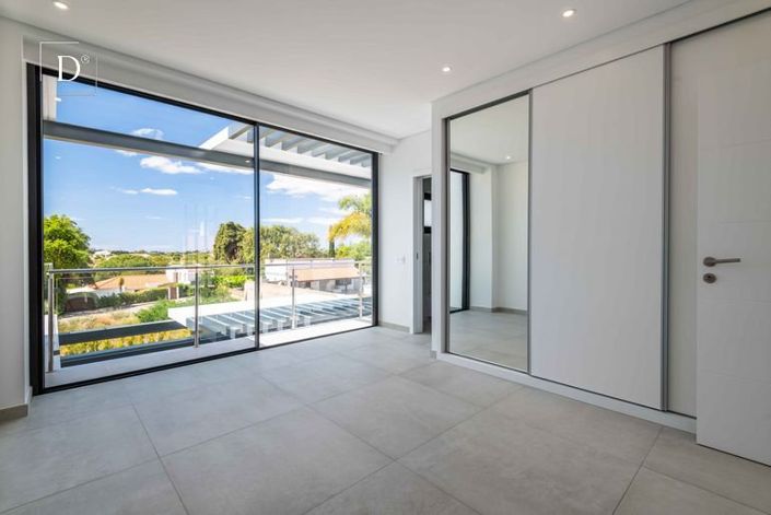 Image No.25-4 Bed House for sale