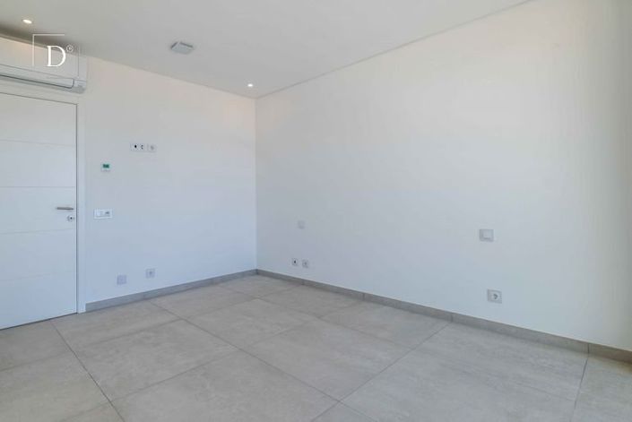 Image No.28-4 Bed House for sale