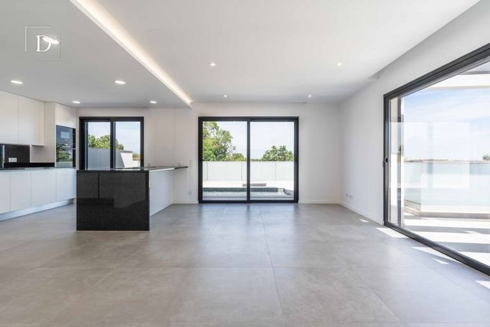 Image No.12-4 Bed House for sale