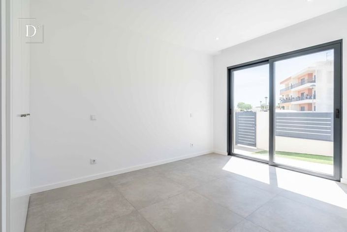 Image No.18-4 Bed House for sale