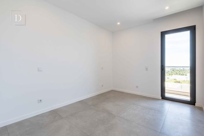 Image No.24-4 Bed House for sale
