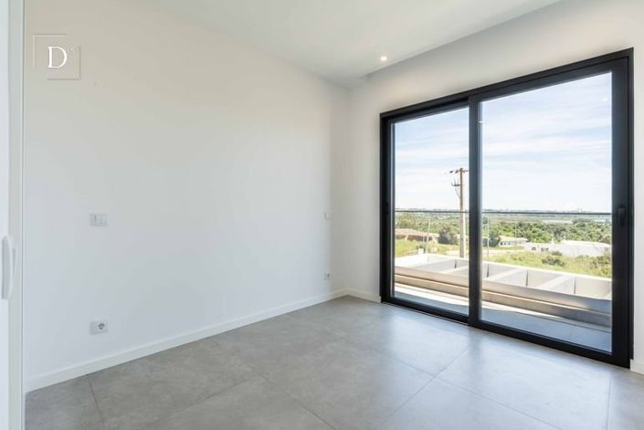 Image No.25-4 Bed House for sale