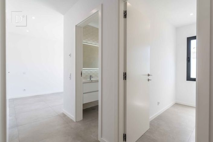 Image No.30-4 Bed House for sale
