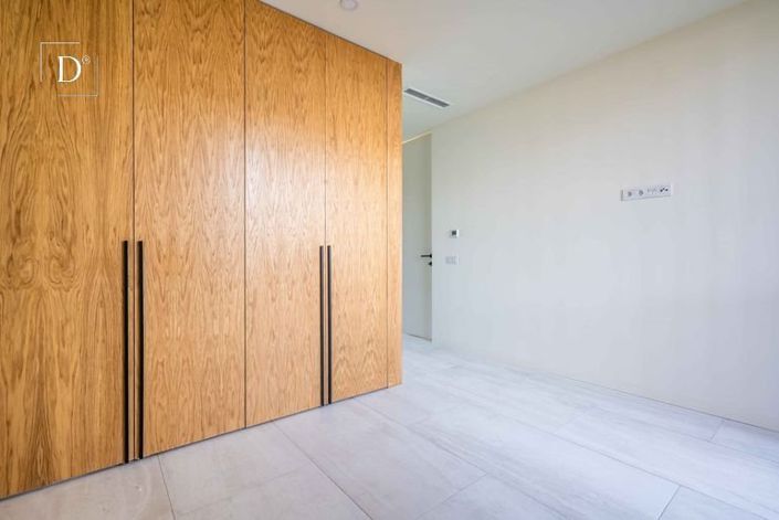 Image No.16-4 Bed House for sale